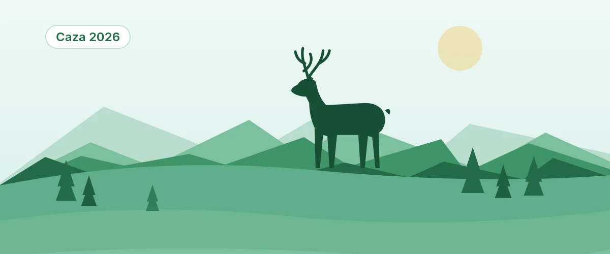 Ciervo en silueta sobre una loma de monte con pinos, ilustración de la licencia interautonómica de caza 2026